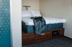 hotellrum-närbild-på-säng