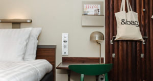 hotellrum-med-skrivbord-och-beige-skrivbordslampa