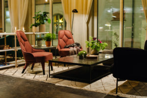 Lounge-två-rosa-röda-fåtöljer-med-svart-soffbord