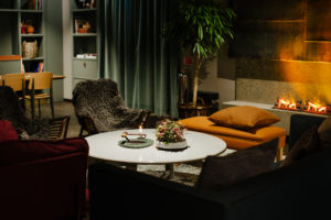 Lounge-på-and-hotel-med-fåtöljer-och-soffbord