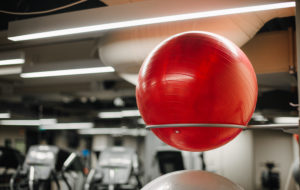 röd-medecinboll-på-en-ställning-i-ett-gym