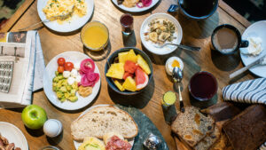 frukostbord med bla. färska frukter, äggröra, kaffe, bröd, juice och yoghurt
